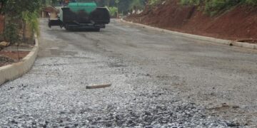 Rua do Morro começa a receber asfalto