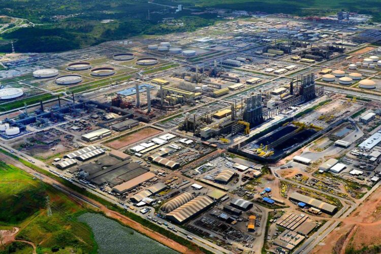 Petrobras reduz preço da gasolina em 1,38% nas refinarias
