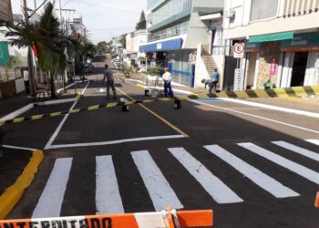 Departamento de Trânsito providencia pintura da sinalização de ruas