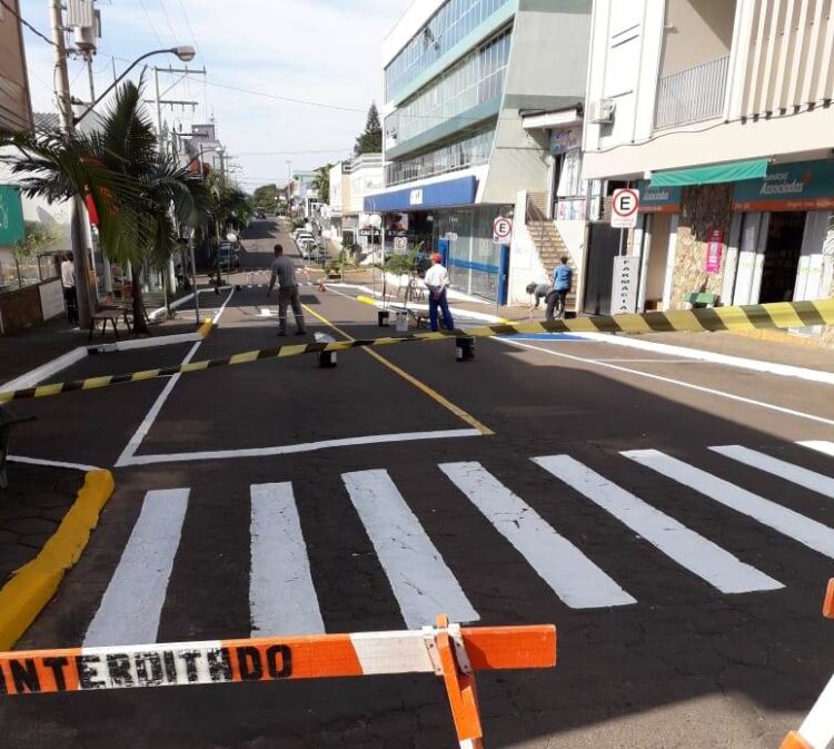 Departamento de Trânsito providencia pintura da sinalização de ruas