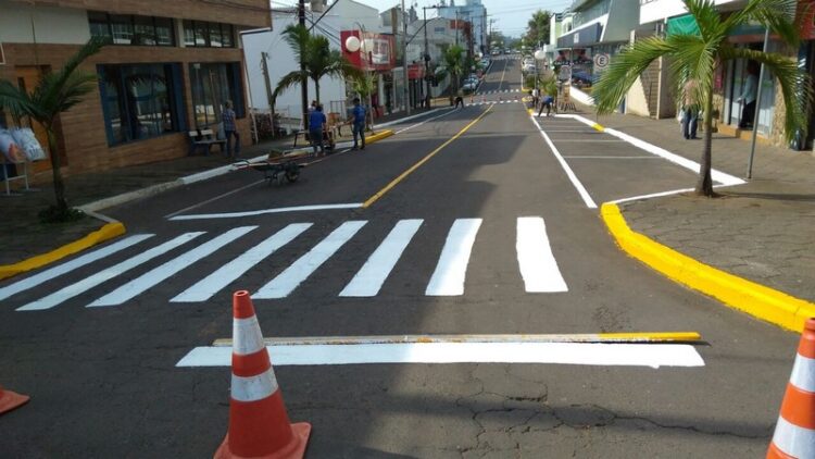 Cordões, faixas de segurança e pontes estão ganhando nova pintura