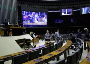 Câmara aprova projeto que prevê R$ 600 por mês para trabalhador informal