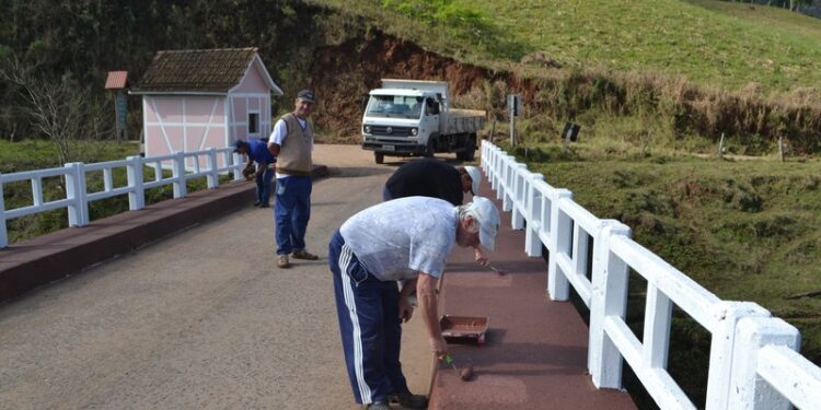 Ponte recebe pintura e nova sinalização