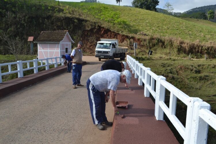 Ponte recebe pintura e nova sinalização