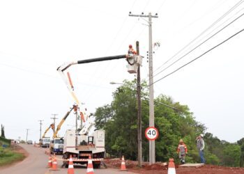 Conecta realiza a troca de postes da rede elétrica