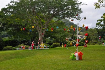 Praça conta com decoração natalina para receber a comunidade (Foto: Divulgação)