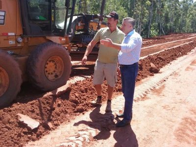 Prefeito com operador de máquina, na área de Augusto Kich (Foto: Divulgação)
