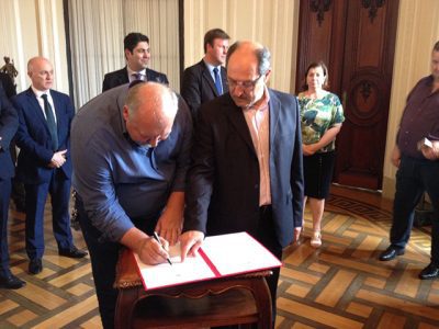 Tigrão assinou o convênio com o governador (Foto: Divulgação)