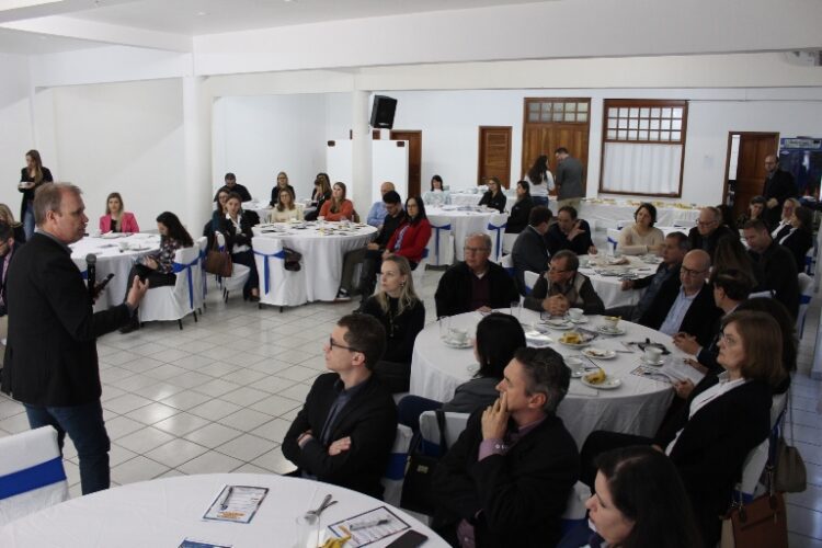 Palestra sobre gestão de empresas contábeis marca celebração do Dia do Contador no Sincovat