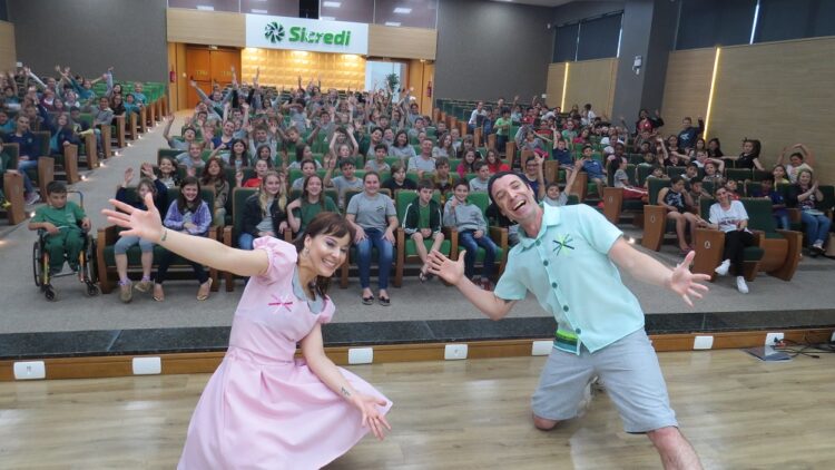 Espetáculo teatral aborda educação financeira para crianças da região