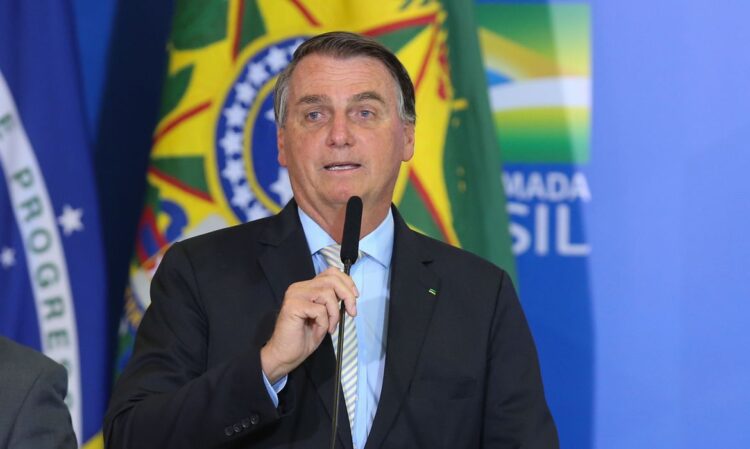 Política Bolsonaro zera PIS e Cofins do diesel e do gás de cozinha