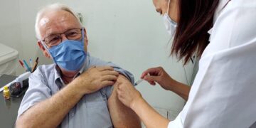 Médicos do HOB que integram grupo de risco recebem primeira dose da vacina