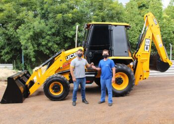 Nova retroescavadeira ampliará serviços no setor primário