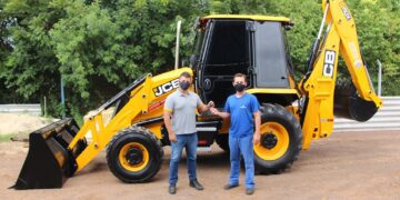 Nova retroescavadeira ampliará serviços no setor primário