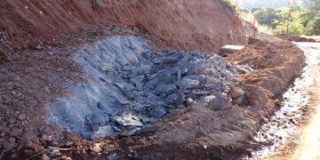 Rocha atrapalha andamento da obra de pavimentação do morro