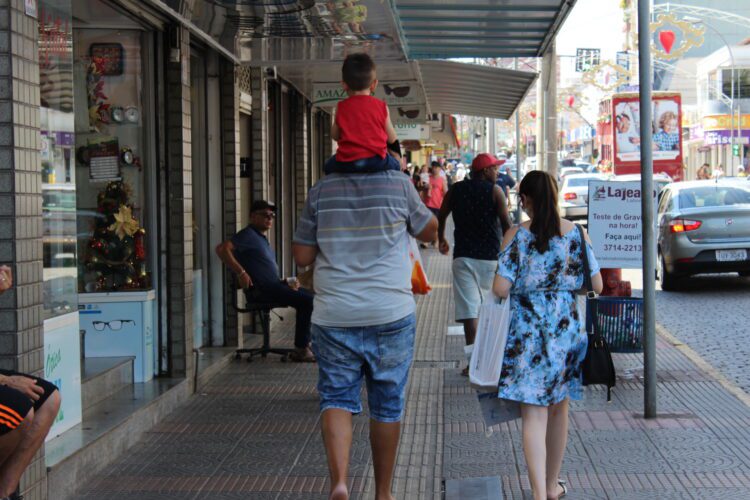 Compras de Natal estimuladas pela chance de ganhar R$ 50 mil e prêmios instantâneos