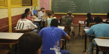 Parte dos alunos do ensino médio noturno poderia estar no diurno, mostra estudo