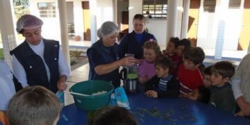 Emater promove oficinas de plantas bioativas na Emef Santana