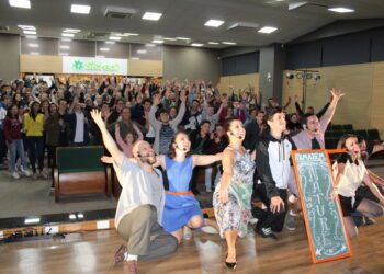 Cerca de 230 estudantes do Ensino Médio assistem peça “Qual Vai Ser?” na Sicredi VT