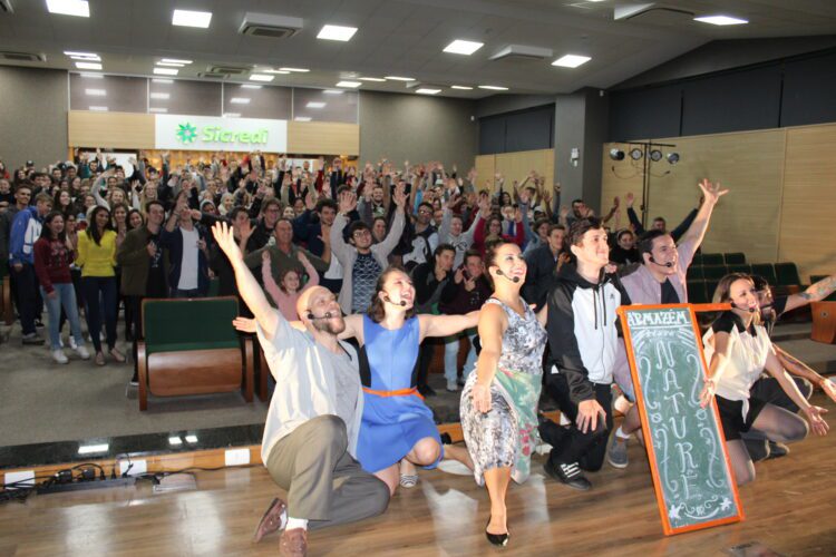 Cerca de 230 estudantes do Ensino Médio assistem peça “Qual Vai Ser?” na Sicredi VT