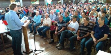 Seminário Regional reúne criadores de abelhas sem ferrão em Arroio do Meio