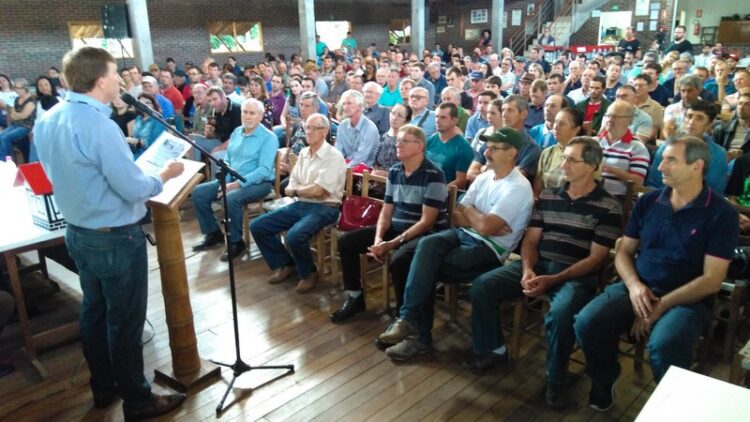 Seminário Regional reúne criadores de abelhas sem ferrão em Arroio do Meio