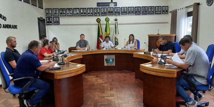 Câmara de Colinas aprova reajuste salarial a professores, servidores, vereadores e prefeito