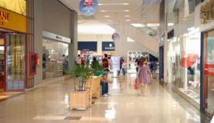 Número de brasileiros com contas em atraso cai em agosto