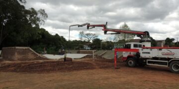 Pista de skate recebe concretagem e polimento