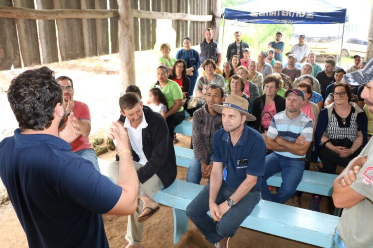Tarde de campo reúne agricultores de Dois Lajeados