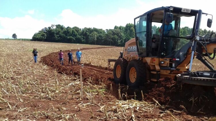 Construção de terraço beneficiará família de produtores de Fazenda Vilanova