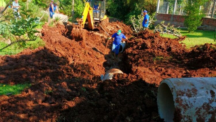 Secretaria de Obras recupera estradas e implanta tubulação para água pluvial