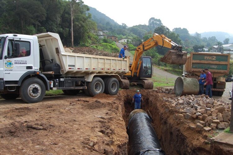 Tubulação pluvial é melhorada no bairro Daltro Filho