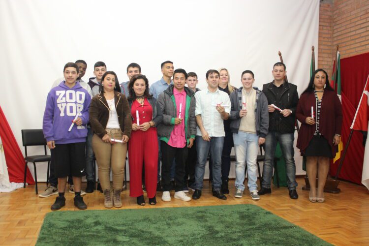 Escola Santo Antônio forma turma na EJA