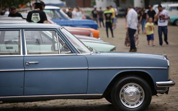 Mais de 200 exemplares participam da Exposição de Carros e Motos Antigos da Estrela Multifeira