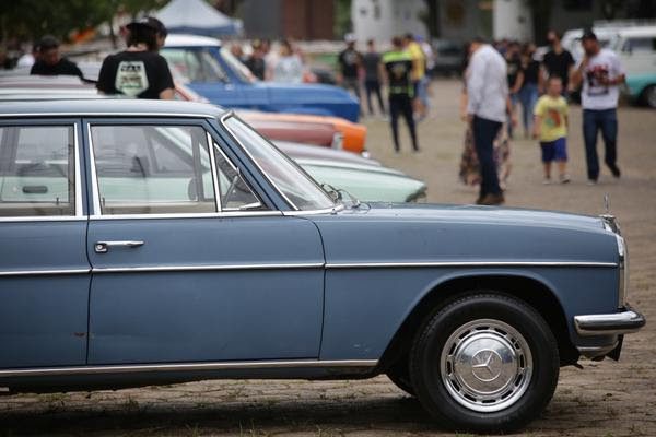 Mais de 200 exemplares participam da Exposição de Carros e Motos Antigos da Estrela Multifeira