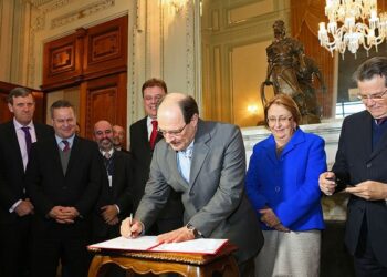 Sartori sanciona Lei da Ficha Limpa Estadual