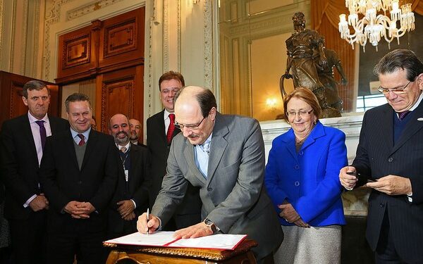 Sartori sanciona Lei da Ficha Limpa Estadual