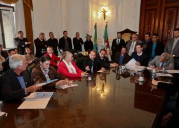 Reunião sobre repasses a hospitais reúne representantes de mais de 60 municípios