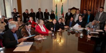 Reunião sobre repasses a hospitais reúne representantes de mais de 60 municípios