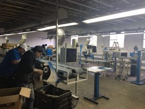 São diversos maquinários que já dão forma ao negócio, desde esteiras, grandes máquinas de costuras, dentre outras (Foto: Divulgação Susepe)