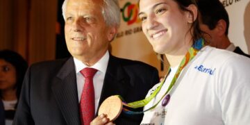 Medalhista olímpica Mayra Aguiar é recebida pelo governador em exercício