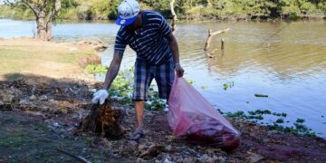 Apenados recolhem lixo e plantam árvores nas margens do Rio Gravataí