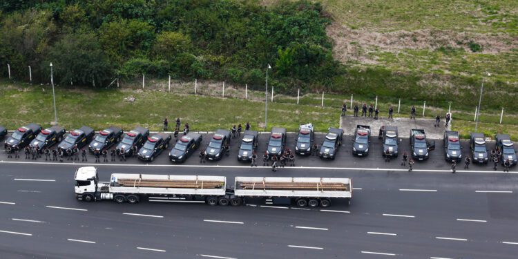 Comboio da Força Nacional é recebido pela Brigada Militar em Porto Alegre