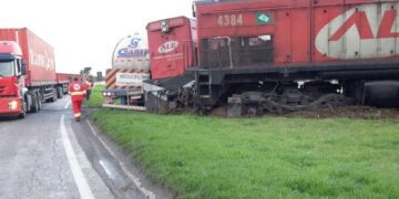 Fepam atende a vazamento de diesel após colisão entre trem e caminhão