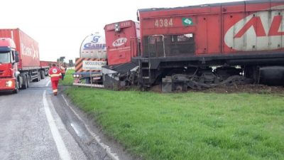 Caminhão bitrem com 60 mil litros de combustível foi atingido quando cruzava linha férrea em Pelotas - Foto: Divulgação/Fepam)