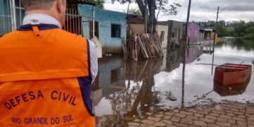 Famílias começam a retornar para suas casas e Defesa Civil continua monitorando nível dos rios