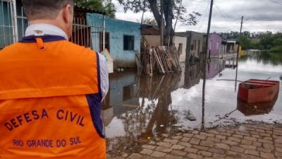 Técnicos da Defesa Civil vistoriam área atingida no município de Alegrete (Foto: Divulgação Defesa Civil RS)