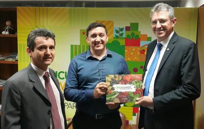 Diretor Dionatan Tavares entregou cópia do Rio Grande Agroecológico ao presidente da Frente Parlamentar da Agricultura Familiar, Heitor Schuch (Foto: Divulgação SDR)