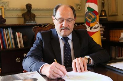 Governador José Ivo Sartori sanciona a lei que reforça o combate à criminalidade (Foto: Luiz Chaves/Palácio Piratini)